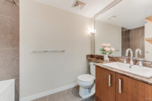 318-5775 Irmin St Burnaby - Bathroom