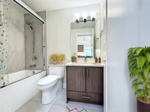 301-13799-101-Avenue-Bathroom VR
