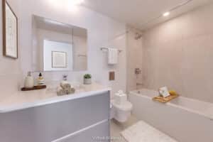 628 180 E 2nd Ave Vancouver - Bathroom - HYPH9465 - Staged